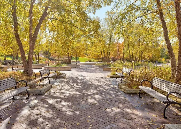 Spacious 4 Bed With 2 Living Areas Near Downtown Apartment