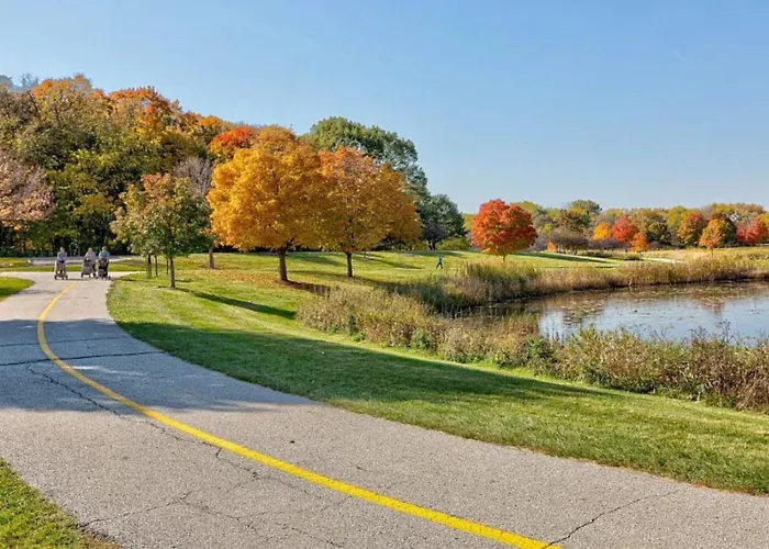Spacious 4 Bed With 2 Living Areas Near Downtown Apartment Libertyville