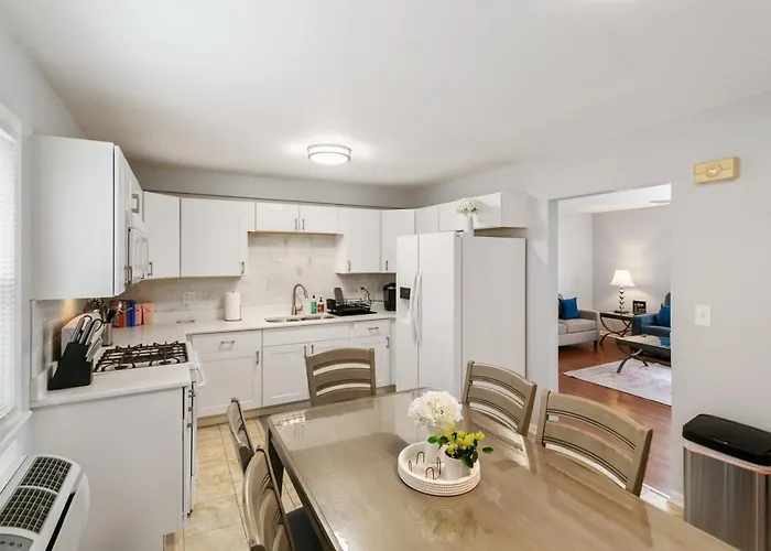 Spacious 4 Bed With 2 Living Areas Near Downtown Apartment *