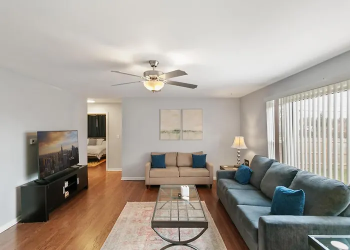 Spacious 4 Bed With 2 Living Areas Near Downtown Apartment Libertyville