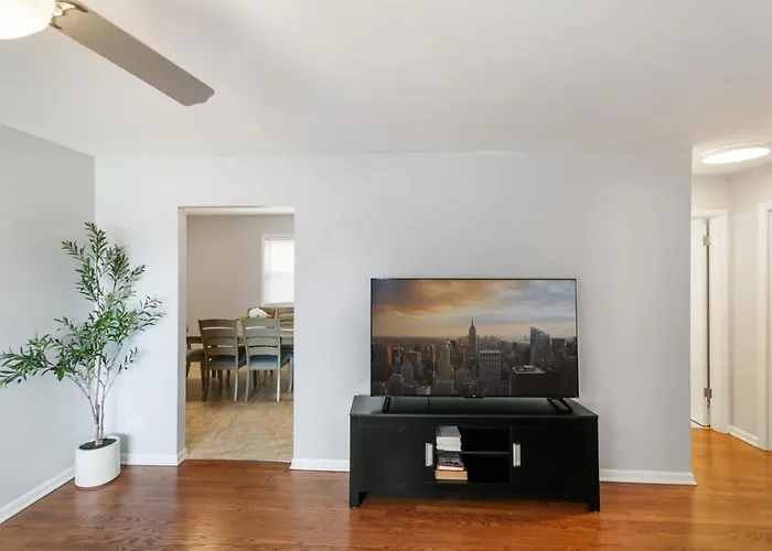 Spacious 4 Bed With 2 Living Areas Near Downtown Apartment *