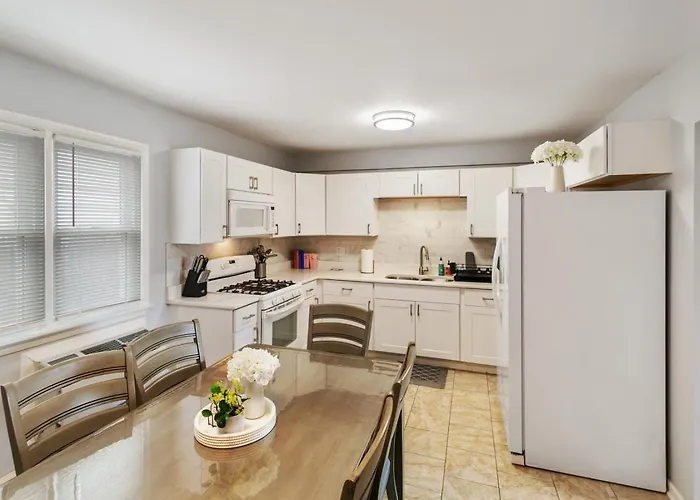 Spacious 4 Bed With 2 Living Areas Near Downtown Apartment