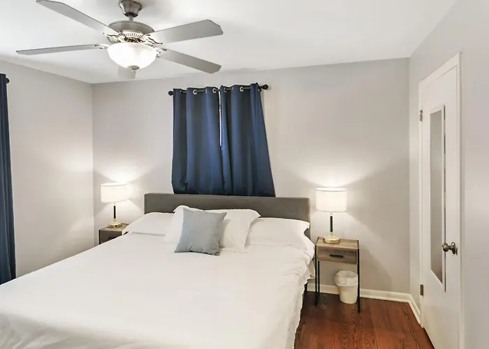 Apartment Spacious 4 Bed With 2 Living Areas Near Downtown