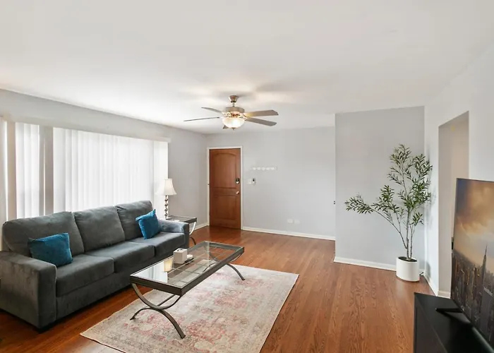 Spacious 4 Bed With 2 Living Areas Near Downtown Libertyville