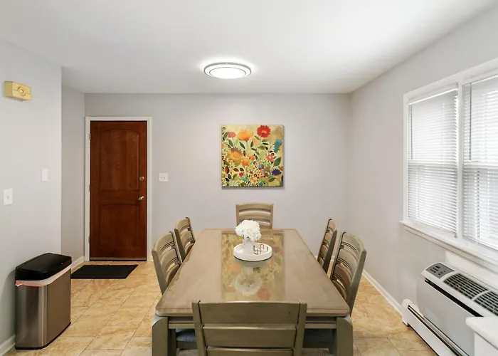 Apartment Spacious 4 Bed With 2 Living Areas Near Downtown Libertyville