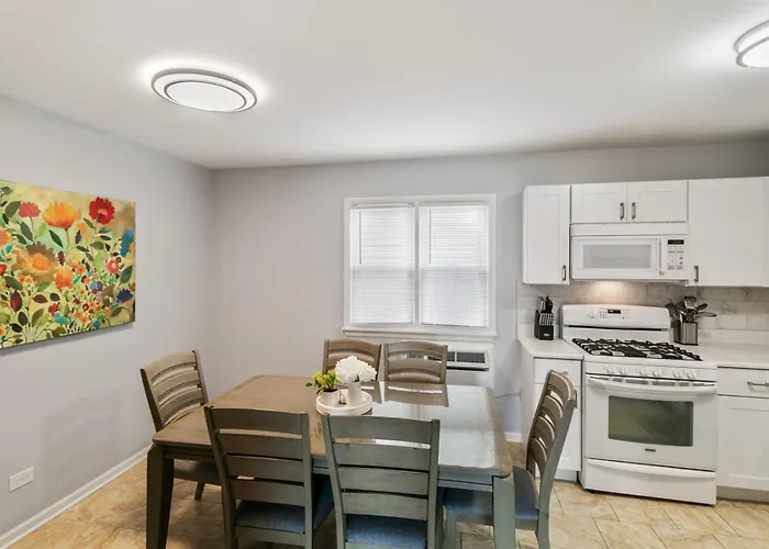 Spacious 4 Bed With 2 Living Areas Near Downtown