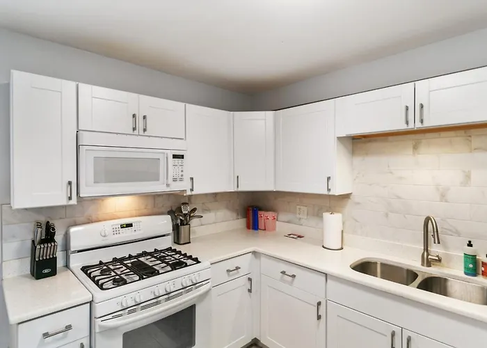 Spacious 4 Bed With 2 Living Areas Near Downtown Apartment Libertyville