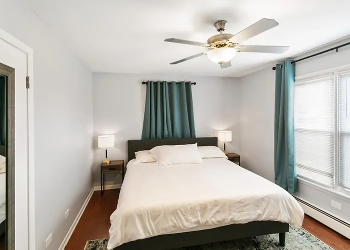 Spacious 4 Bed With 2 Living Areas Near Downtown Libertyville