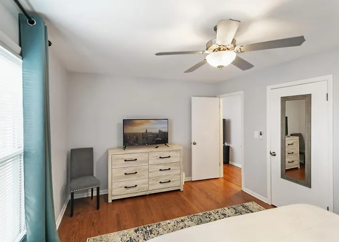 Spacious 4 Bed With 2 Living Areas Near Downtown Apartment