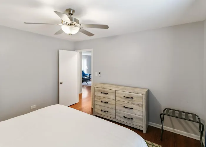 Spacious 4 Bed With 2 Living Areas Near Downtown Apartment *