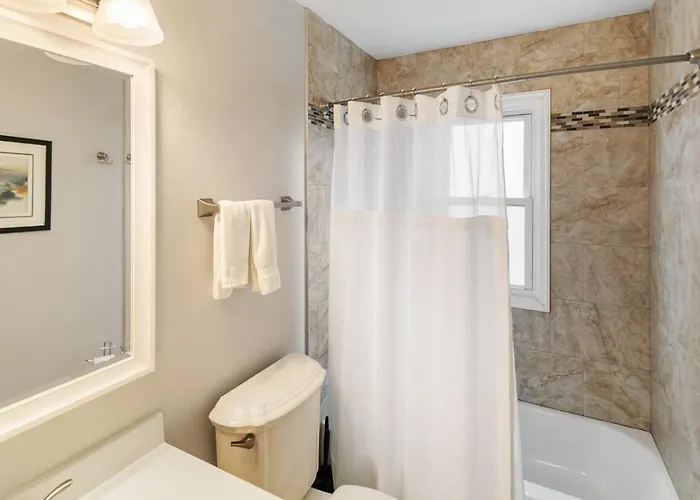 Spacious 4 Bed With 2 Living Areas Near Downtown Apartment *