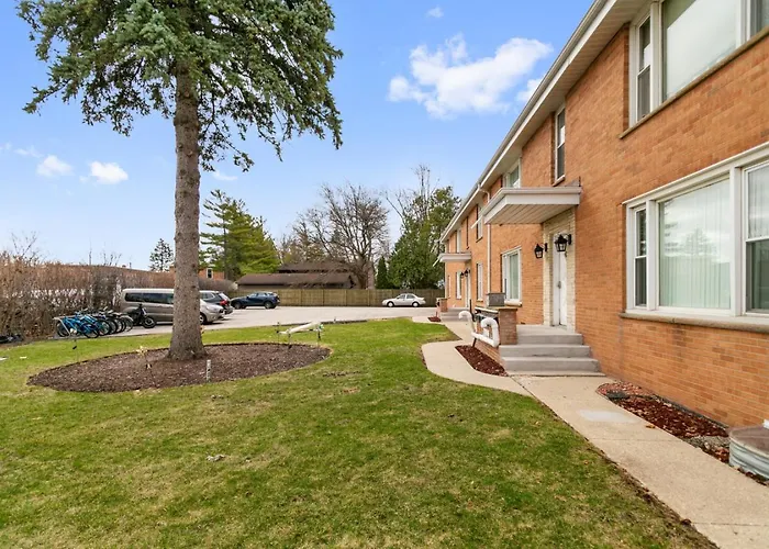 Spacious 4 Bed With 2 Living Areas Near Downtown Libertyville
