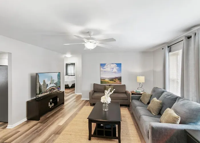 Spacious 4 Bed With 2 Living Areas Near Downtown *