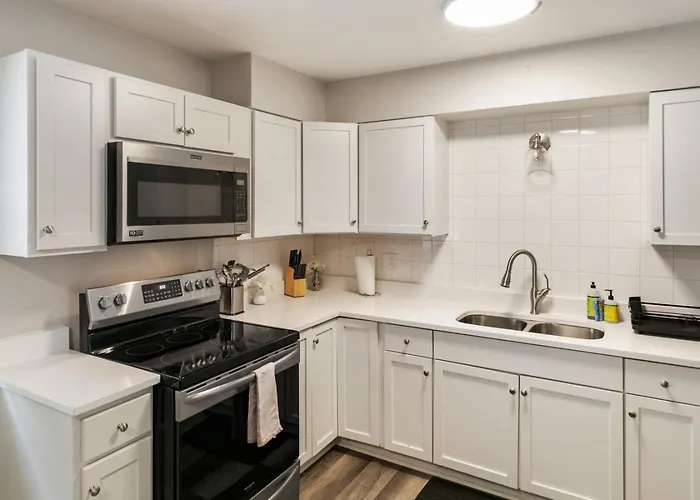 Spacious 4 Bed With 2 Living Areas Near Downtown * Libertyville