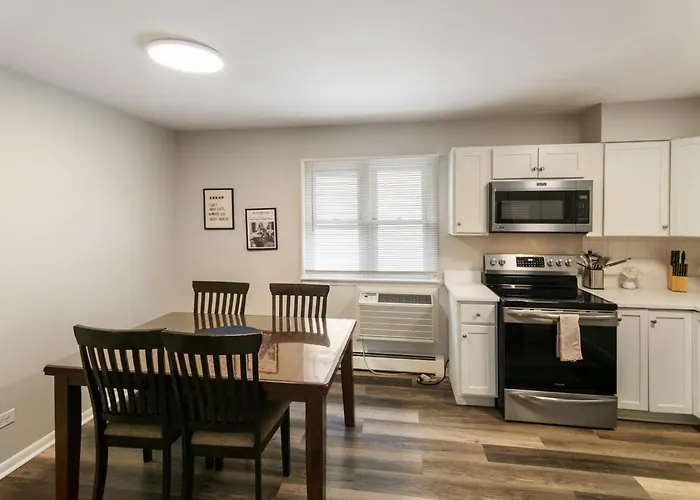 Spacious 4 Bed With 2 Living Areas Near Downtown *