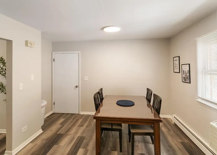 Spacious 4 Bed With 2 Living Areas Near Downtown Libertyville