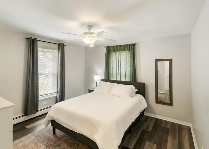Apartment Spacious 4 Bed With 2 Living Areas Near Downtown Libertyville