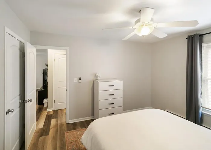 Spacious 4 Bed With 2 Living Areas Near Downtown * Libertyville