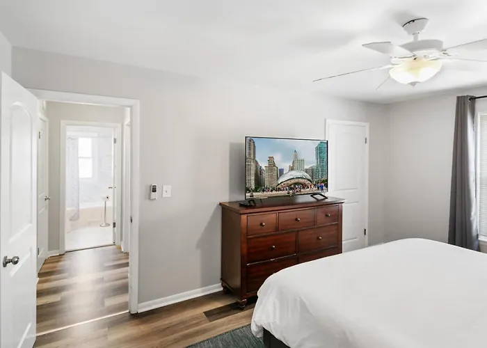 Spacious 4 Bed With 2 Living Areas Near Downtown *