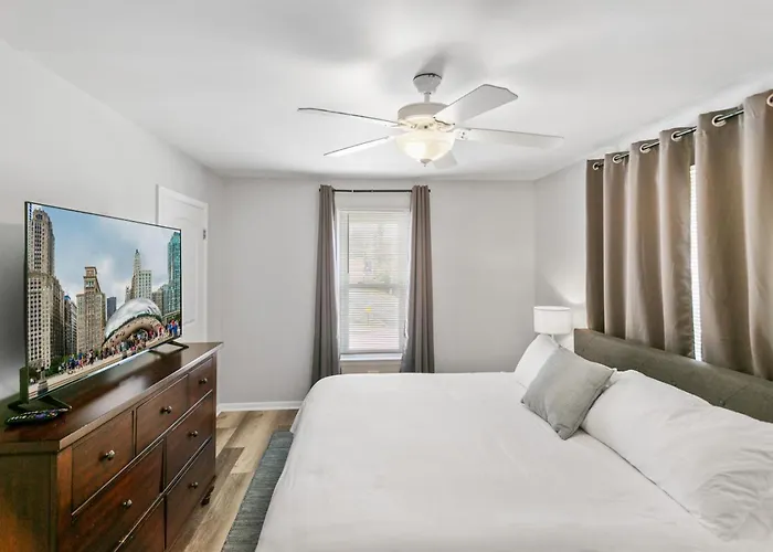 Spacious 4 Bed With 2 Living Areas Near Downtown Apartment Libertyville