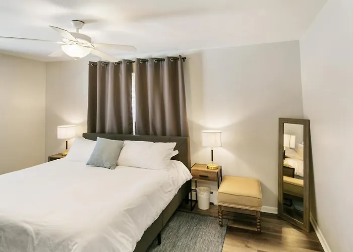 Apartment Spacious 4 Bed With 2 Living Areas Near Downtown *