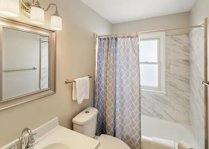 Apartment Spacious 4 Bed With 2 Living Areas Near Downtown